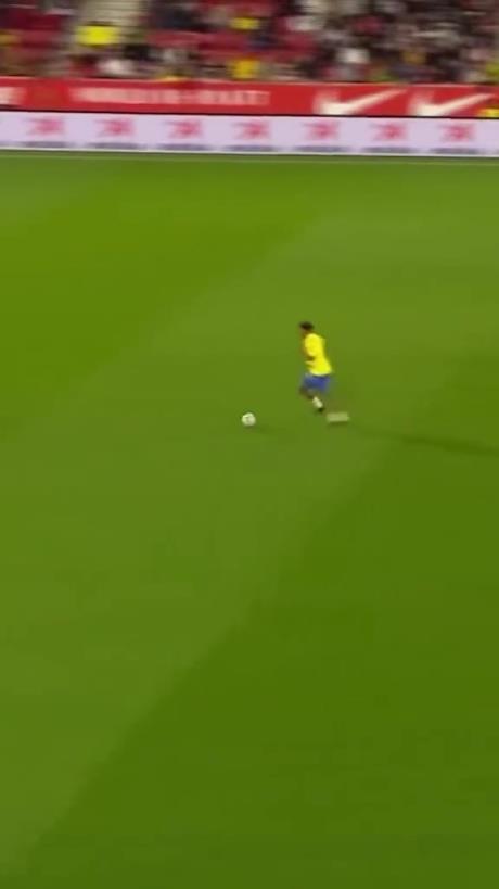 45歲還開(kāi)掛！小羅再現(xiàn)牛尾巴過(guò)人，微笑單挑門(mén)將輕松打進(jìn)